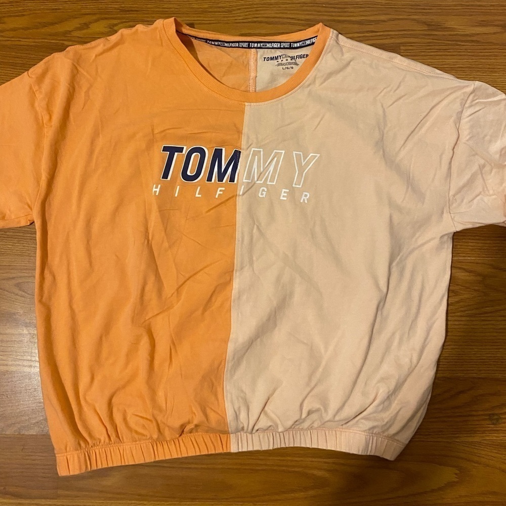 Tommy Hilfiger Cropped Tee size Large (GG)